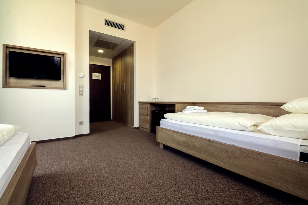 Ipari Park Panzió Hotel Szolnok Bagian luar foto