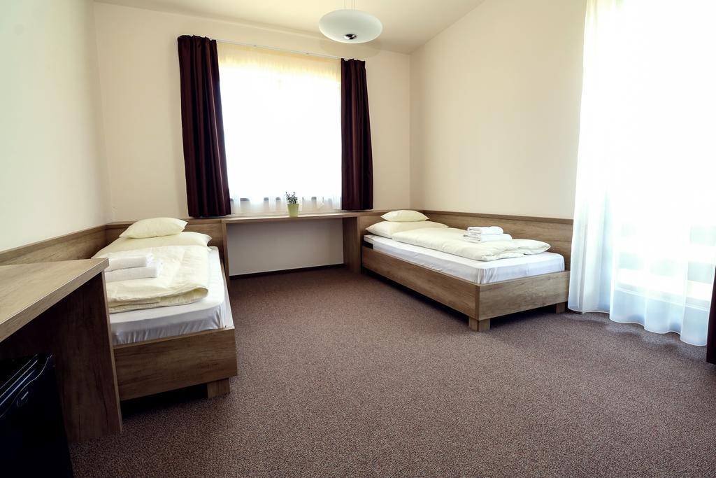 Ipari Park Panzió Hotel Szolnok Bagian luar foto