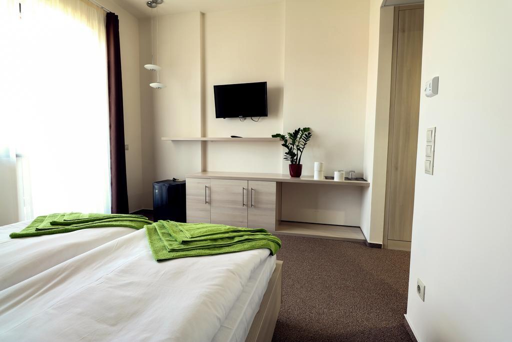 Ipari Park Panzió Hotel Szolnok Bagian luar foto